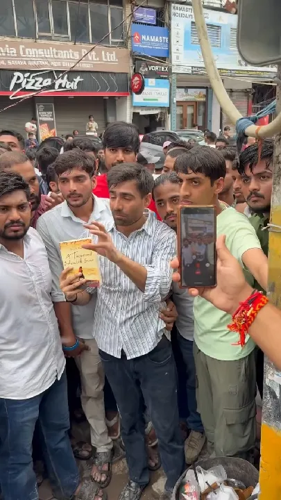 दिल्ली यूनिवर्सिटी में हादसा, लापरवाही से कई छात्र घायल
