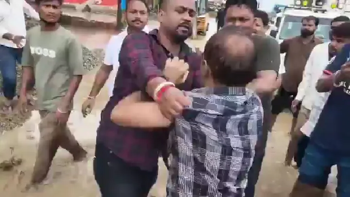 बाजपुर में भाजपा नेताओं ने PWD के AE को पीटा, कीचड़ से किया अपमान