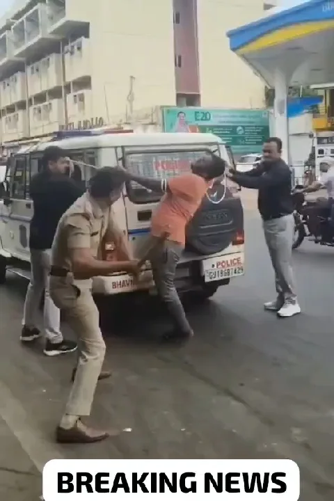 गुजरात पुलिस ने लिव-इन पार्टनर की हत्या के आरोपी को पीटा, वीडियो वायरल