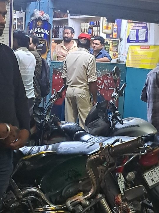 ड्यूटी के दौरान मॉडल शॉप पर कांस्टेबल ने की शराब की खरीदारी