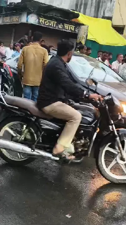 मन्दसौर में कार-बाइक टक्कर के बाद विवाद, युवक बेल्ट से मारते वीडियो वायरल