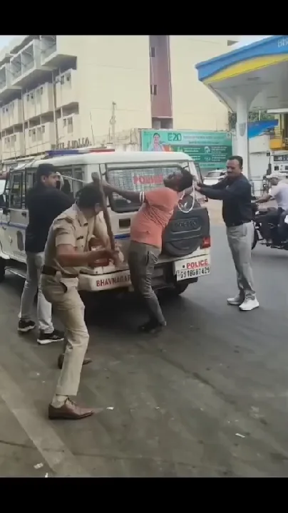 LIVE: पुलिसकर्मियों ने आरोपी को पीटा, वीडियो वायरल