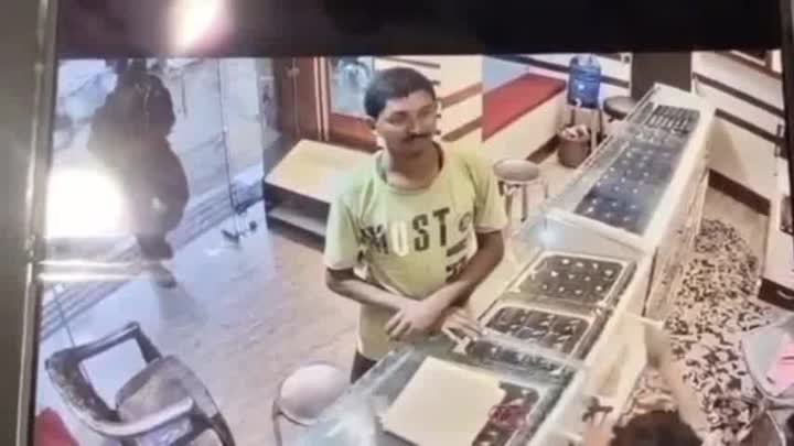 अमड़ापाड़ा में किशुन बर्मा ज्वैलर्स पर दिनदहाड़े धावा, लुटेरे सोने-चांदी लूटकर भागे