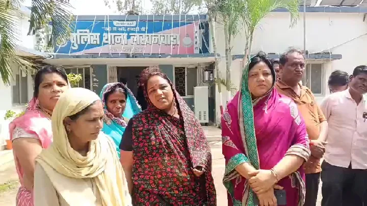 सिमरिया में मंदिर भूमि पर अवैध कब्जे का आरोप, ग्रामीणों ने थाने में शिकायत की