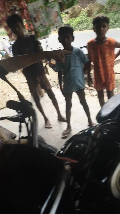 दो सिपाही मेरी दुकान पर चालान काट रहे थे