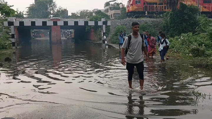बाढ़ के पानी में खतरनाक सफर कर रहे स्कूली बच्चे