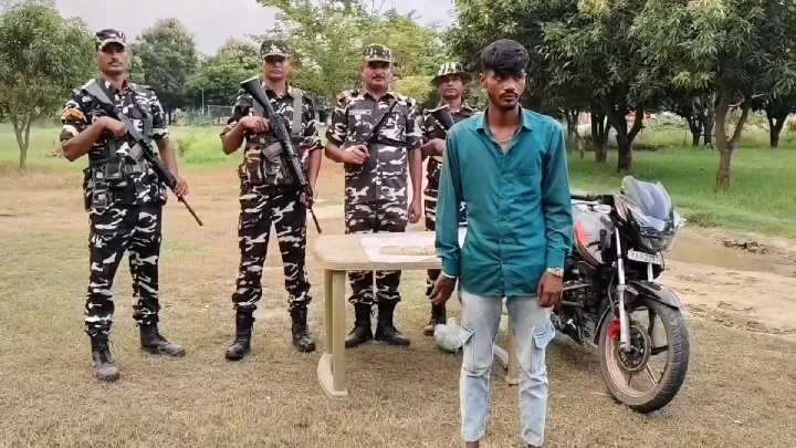 बाइक की डिक्की में छिपी चरस, SSB ने तस्कर को दबोचा