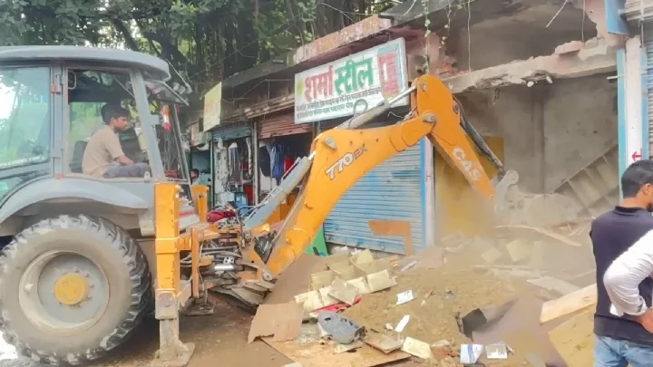 बेतिया में प्रशासन का बुलडोजर, अतिक्रमण पर चला पीला पंजा