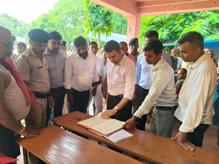 जिलाधिकारी ने बाढ़ प्रभावित क्षेत्रों का किया निरीक्षण, दिए निर्देश