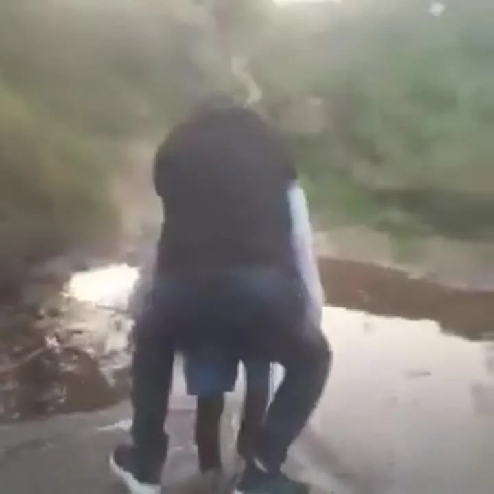 पटवारी ने बुजुर्ग की पीठ पर चढ़कर पार किया नाला, वीडियो वायरल होने पर निलंबित
