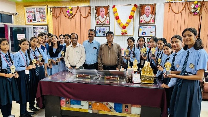 सूर्या स्कूल में कोलाज प्रतियोगिता विजेताओं का सम्मान