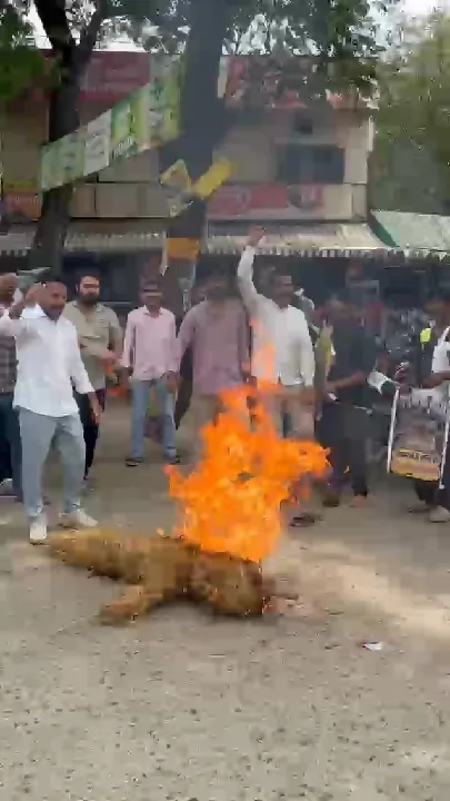नर्मदापुरम में नागरिकों ने नगर पालिका का घेराव किया