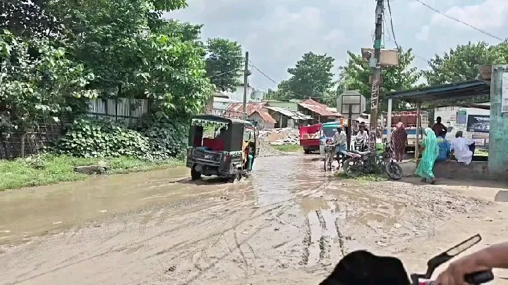 सड़क की जर्जर हालत से दुर्घटनाओं का खतरा