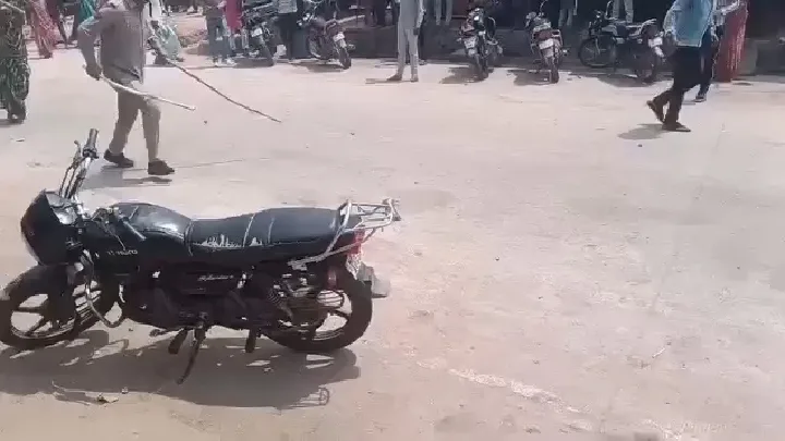शराब दुकानों के विरोध में महिलाओं ने पुलिस पर किया हमला