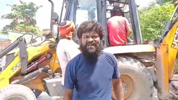 दुकान टूटी तो दुकानदार का फूटा गुस्सा, पूछा- अब घर कैसे चलेगा?