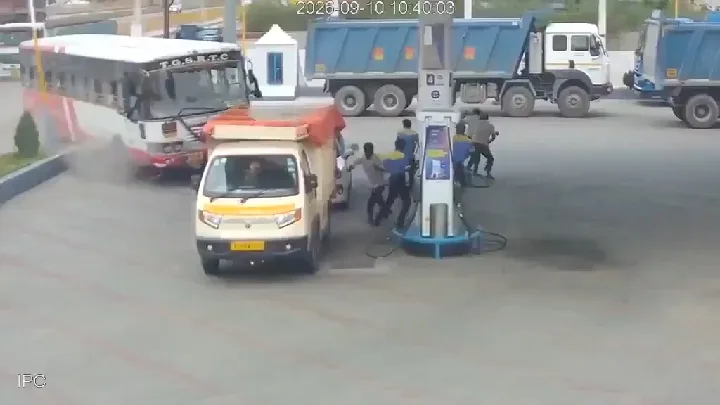 हैदराबाद में बस ने पेट्रोल पंप में मारी टक्कर, बड़ा हादसा टला