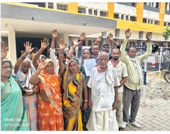 मकान पर 11KV लाइन, परिवार के लिए खतरा