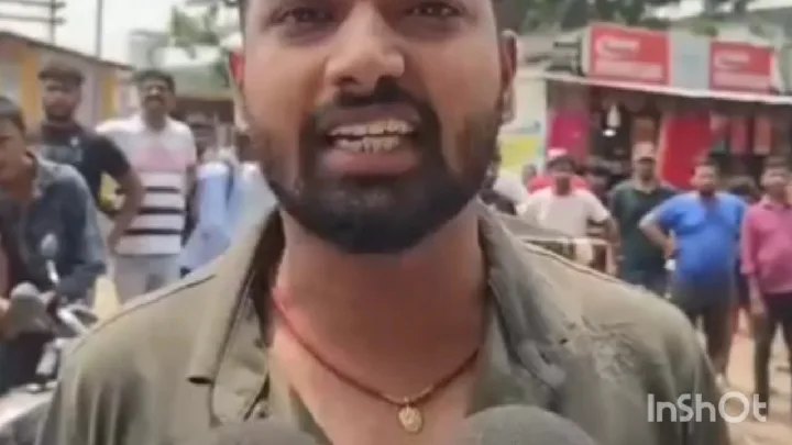 छातापुर: प्रशासन ने अतिक्रमित दुकानों पर चलाया बुलडोजर, दुकानदारों का बवाल