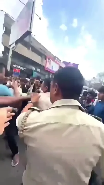 धनबाद में ट्रैफिक जवान ने महिला को धक्का देकर गिराया, पैर टूटे