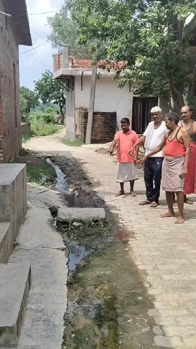 भिटहा में टूटी सड़कें और जाम नालियां बनीं ग्रामीणों की परेशानी