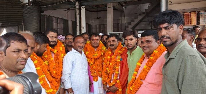 धमाकेदार स्वागत: बंधु चौहान का धनघटा चौराहे पर अभिनंदन