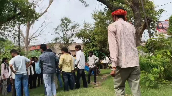 नेहरू पार्क में मोबाइल छीना, युवतियों ने किया हंगामा