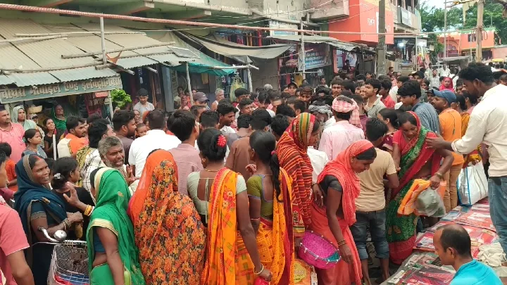 मोबाइल चोर पकड़ा, भीड़ ने पीटा