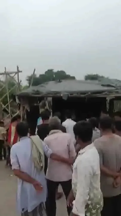 बदायूं में चिकिन दुकान पर शराबियों का उत्पात, वीडियो वायरल