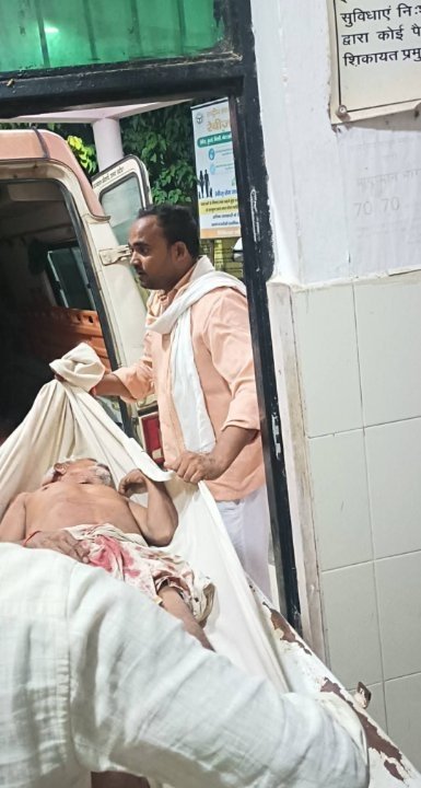 सड़क दुर्घटना में गंभीर घायल फागूलाल जिला अस्पताल रेफर