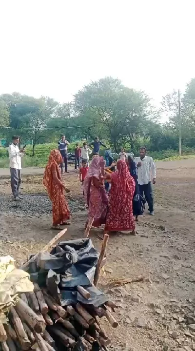 मन्दसौर में लाठी-डंडे चले, महिला पर वार; बच्ची रोती रही, वीडियो वायरल