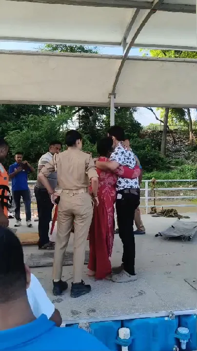 प्रयागराज में यमुना पुल पर महिला ने लगाई छलांग, जल पुलिस ने बचाई जान