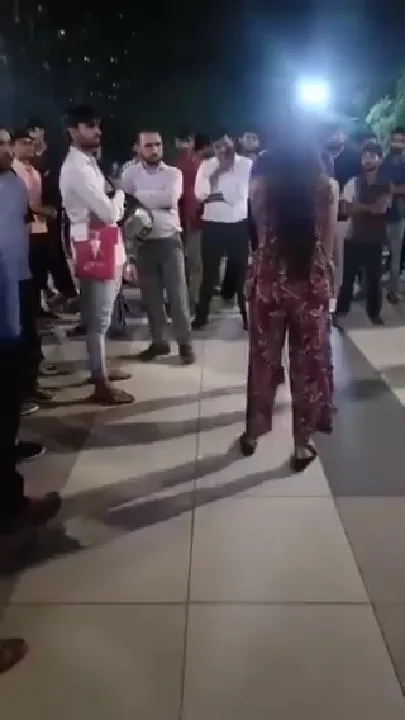 शातिर पत्नी ने पति को धोखा दिया, रंगे हाथ पकड़ी गई