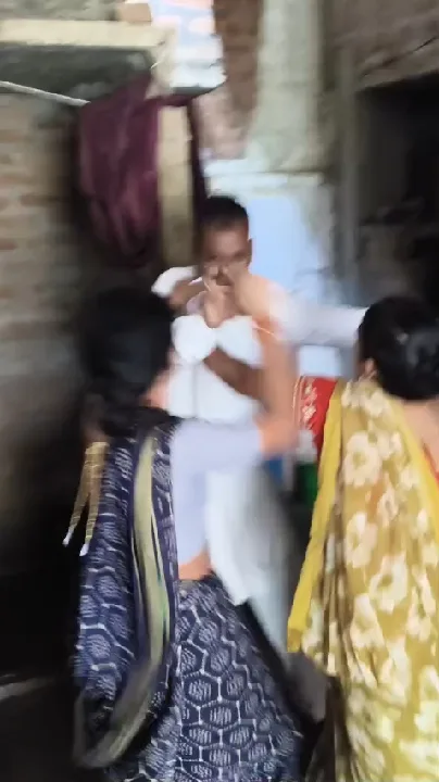 टीकमगढ़ में महिलाओं ने पूर्व पार्षद को पीटा, छेड़खानी का आरोप