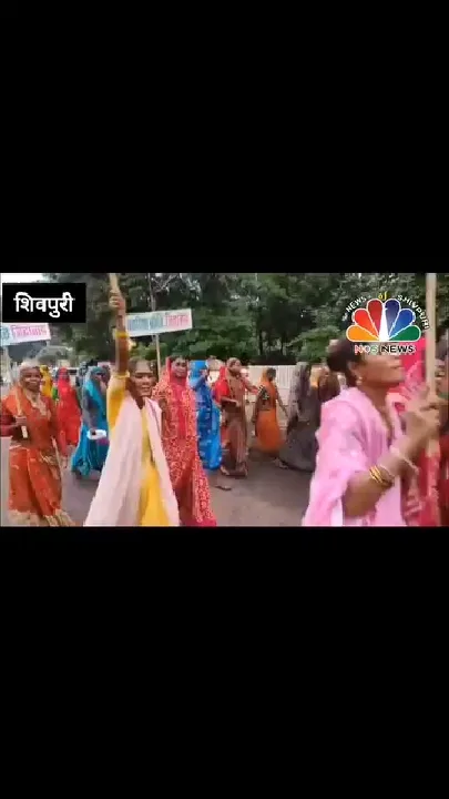 शिवपुरी में अवैध शराब और गांजे के खिलाफ आदिवासी महिलाओं का प्रदर्शन