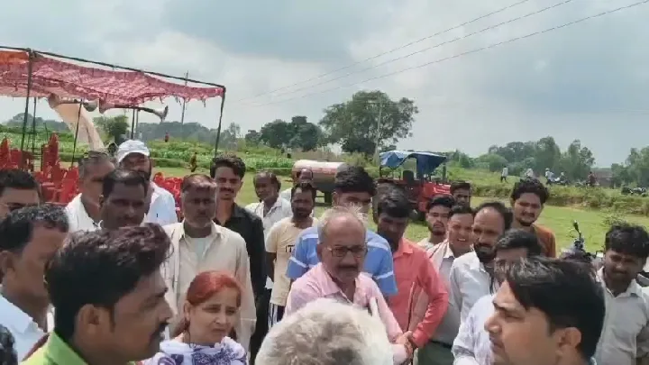 बीजेपी नेता का पंचायत सचिव को धमकाने का वीडियो वायरल