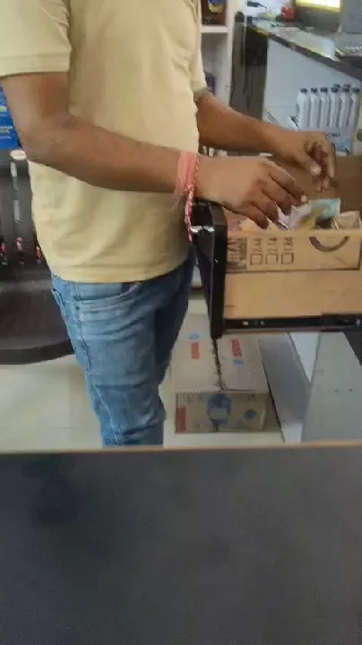 नाबालिक बच्चों को शराब बेचने का वीडियो वायरल, दुकानदार पब्लिक से भिड़ा