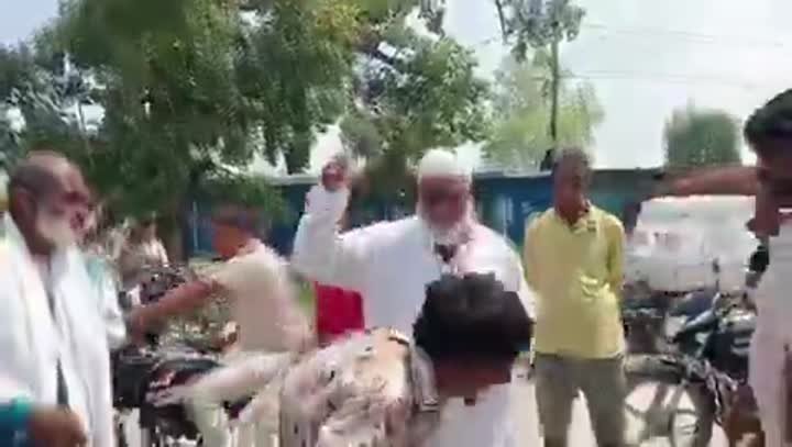 गोंडा में चोरी के शक में मुल्लाजी ने मोनिश को पीटा