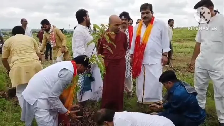 गणेश चतुर्थी पर दादा गुरु ने लगाए नीम, वट और पीपल के पौधे