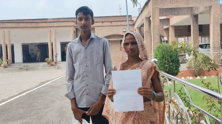 प्रधान की धमकी, आवास योजना से वंचित दलित महिला