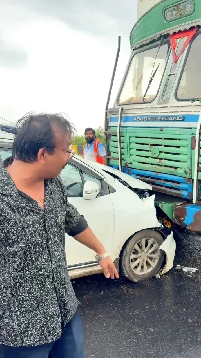 कोटा-बारां हाइवे पर ट्रक ने मारी कार को टक्कर, अटरू वाले फूफाजी बाल-बाल बचे