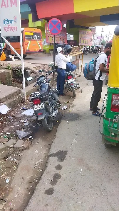 खलीलाबाद में चलता फिरता शौचालय, पेशाब के लिए ₹5 की वसूली