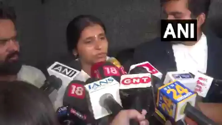 बाइक राइड पर कार का पीछा, सिया का दावा