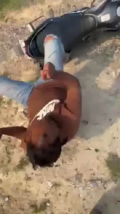 दबंगों ने बाइक सवार अफसर अली को पीटा, वीडियो वायरल