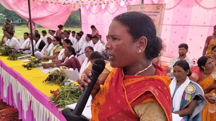 फूलों झानो योजना से जुड़ कर महिला बनी आत्म निर्भर, विधायक ने दी बधाई