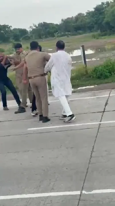 जमीन विवाद में हवाई फायरिंग, जिला पंचायत सदस्य की पिटाई