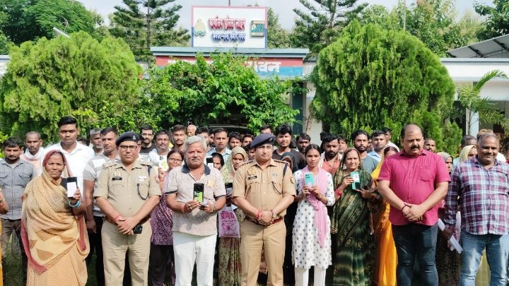 संत कबीरनगर पुलिस ने लौटाई 131 मोबाइल स्वामियों की मुस्कान