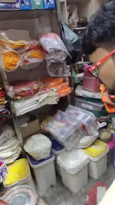प्रयागराज में पूजन सामग्री की दुकान में मिला घोड़ा पछाड़