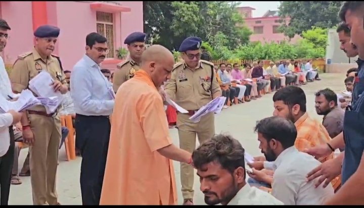 गोरखनाथ मंदिर में CM योगी का जनता दरबार, फरियादियों की सुनी समस्याएं
