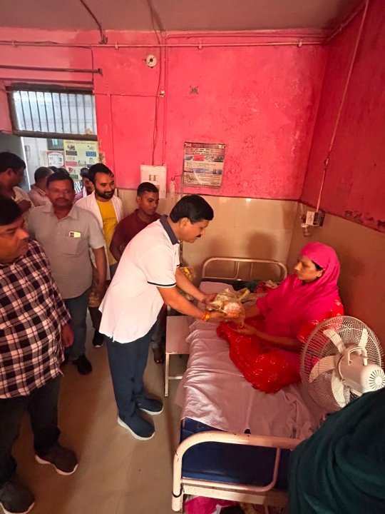 विधायक अनिल त्रिपाठी ने मरीजों में बांटे फल, लिया सेवा का संकल्प