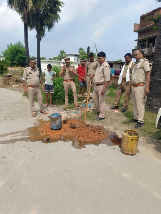 घोरांग में 200 किलोग्राम महुआ लहन नष्ट, आबकारी और पुलिस की छापेमारी